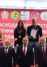 В период с 7 по 11 февраля 2024 года в городе Краснодаре проходило Первенство Краснодарского края по тяжёлой атлетике среди юношей и девушек (13-15 лет, 13-17 лет), посвященное 80-летию полного снятия блокады города Ленинграда